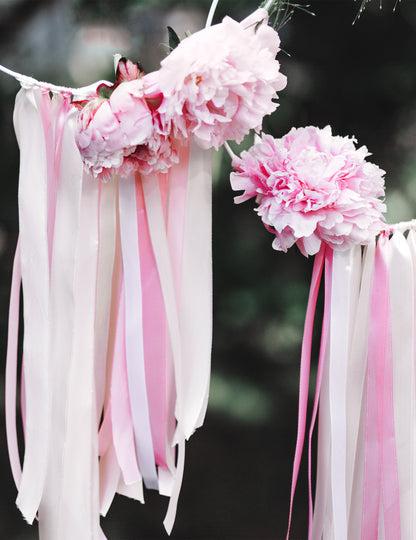Détail de la mise en situation avec fleurs du ruban satin mariage pour décoration
