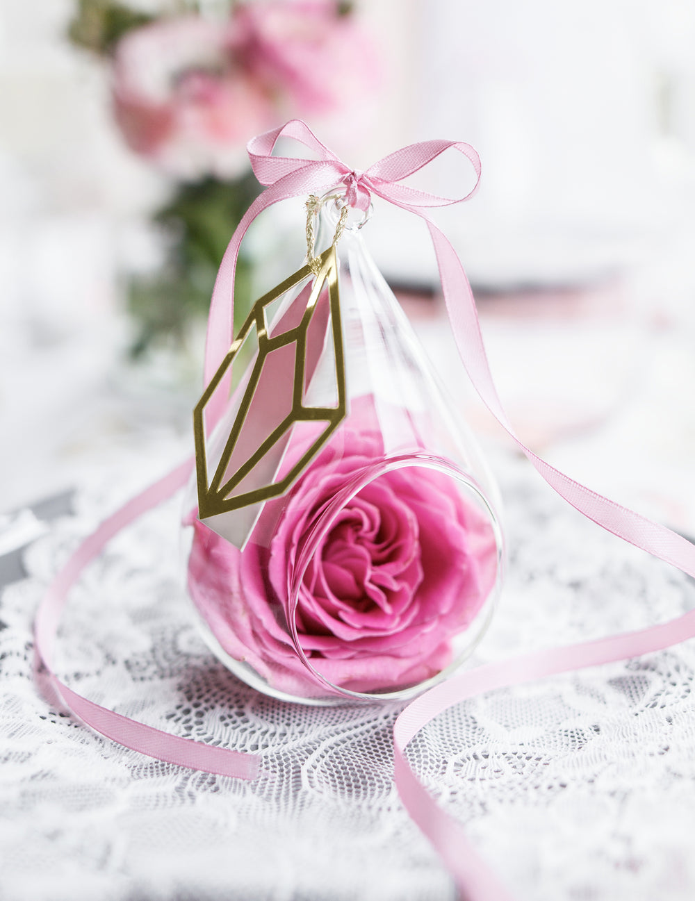 Nœud décoratif sur une bulle en verre du ruban en satin rose