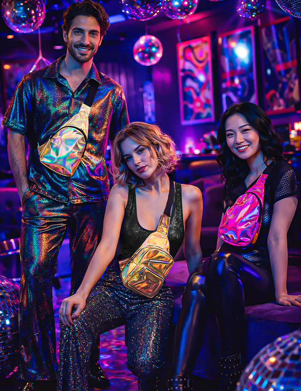 Mise en situation en soirée du sac bandoulière holographique