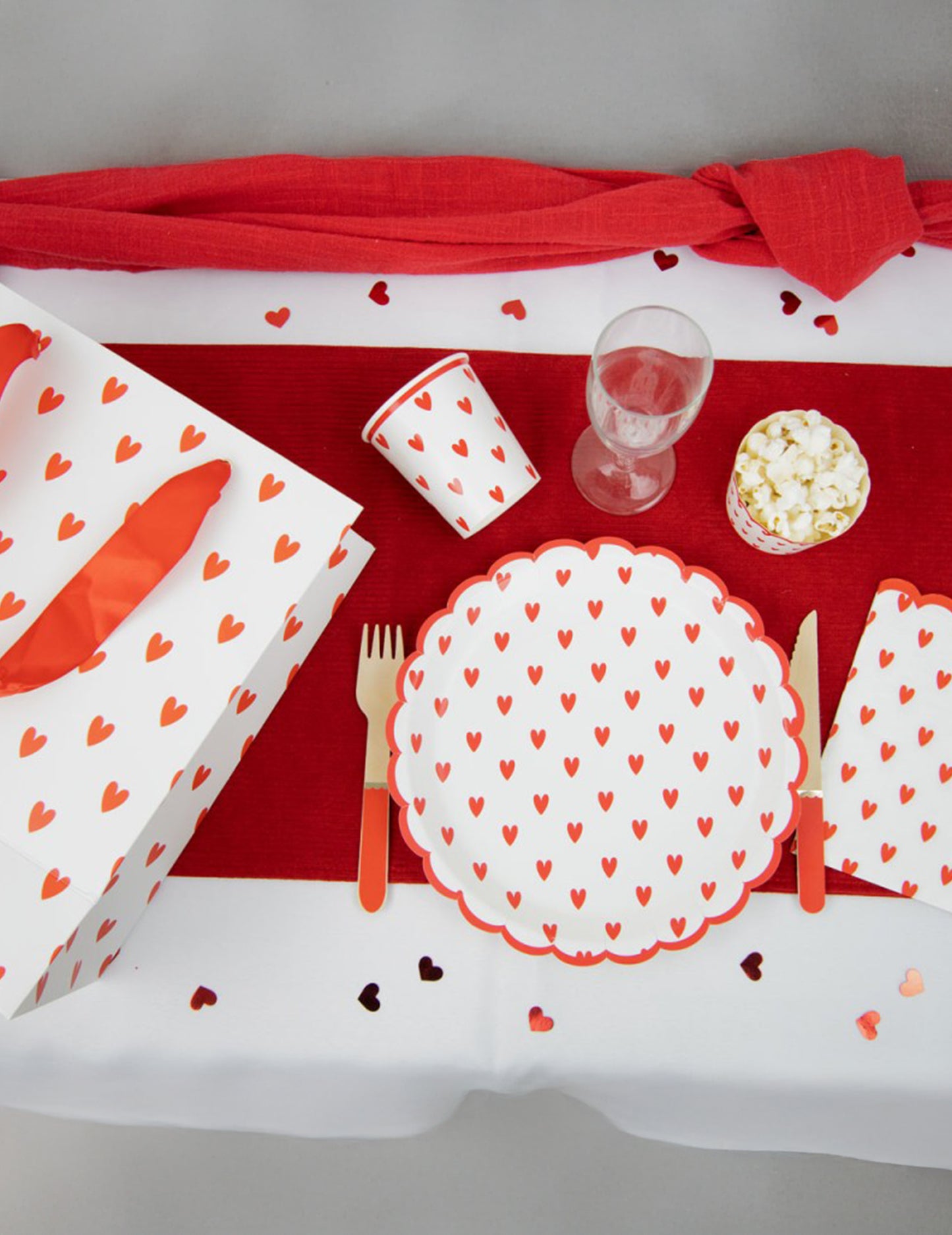 Papierová taška s malými červenými srdiečkami, 28 x 25 cm