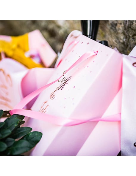 Détail de la hanse en ruban rose du sac EVJF de folie