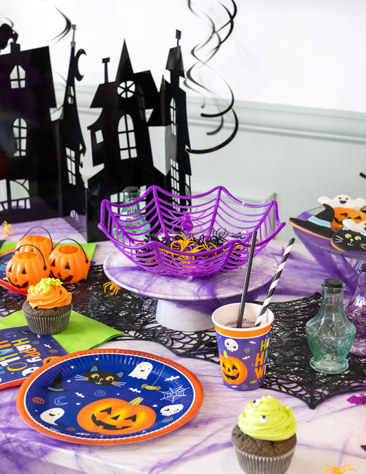 Mise en scène sur une table de fête du saladier toile d'araignée pour Halloween