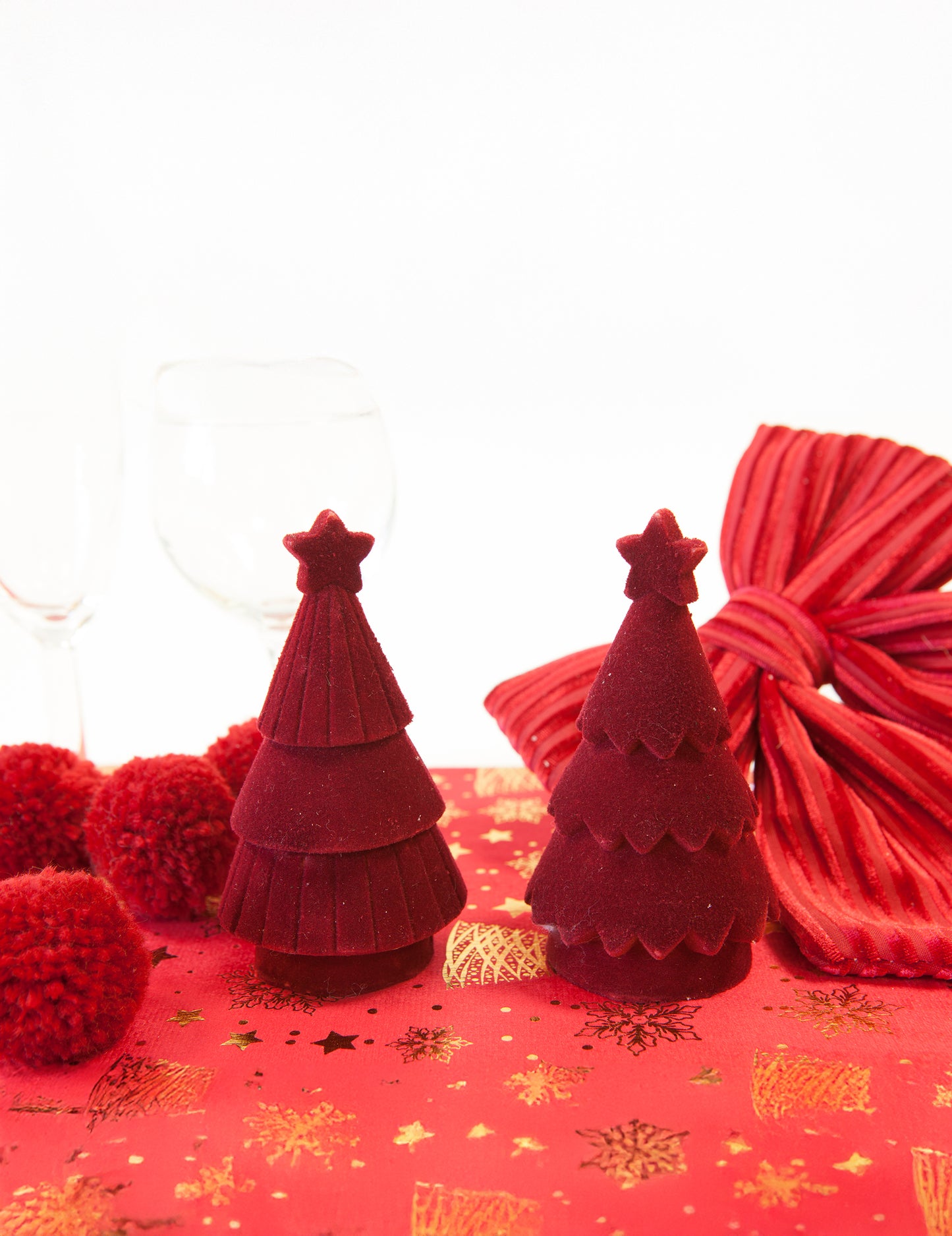 Vánoční stromeček z pryskyřice tmavě červeného sametu 11 cm, elegantní dekorace