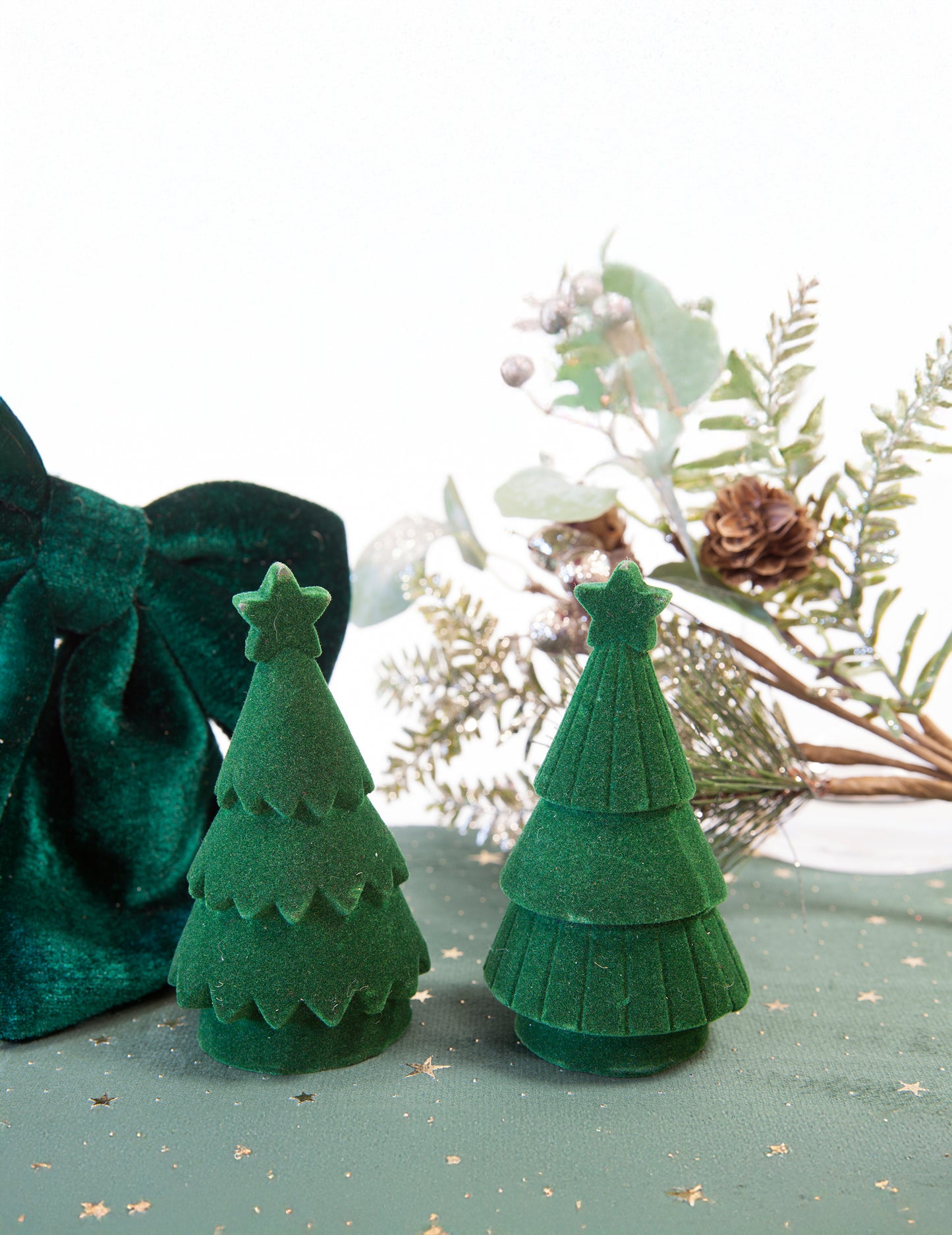 Vánoční stromeček z pryskyřice se zeleným sametovým efektem 11 cm, dekorace na stůl