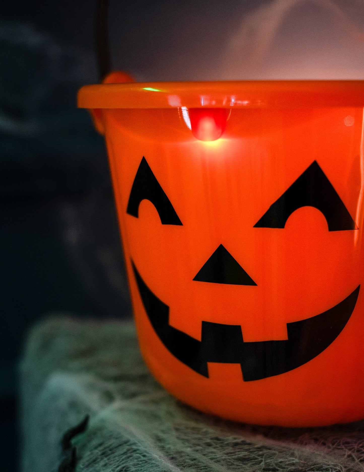 Gros plan sur le visage du seau citrouille Halloween