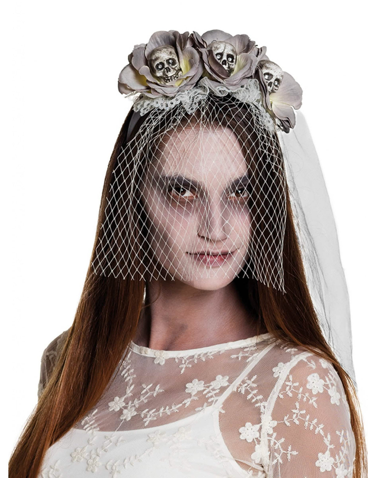 Čelenka se zombie závojem pro ženu bílá s květinami a lebkami