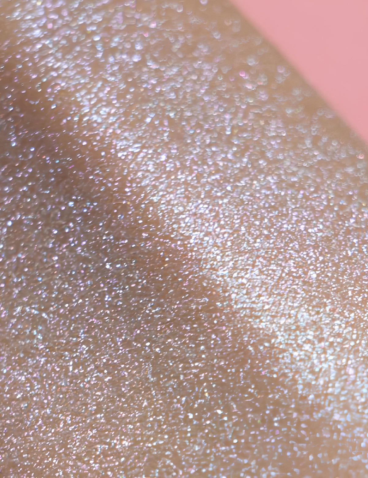 Gros plan sur le rendu holographique du spray poudre pailleté Si si la paillette