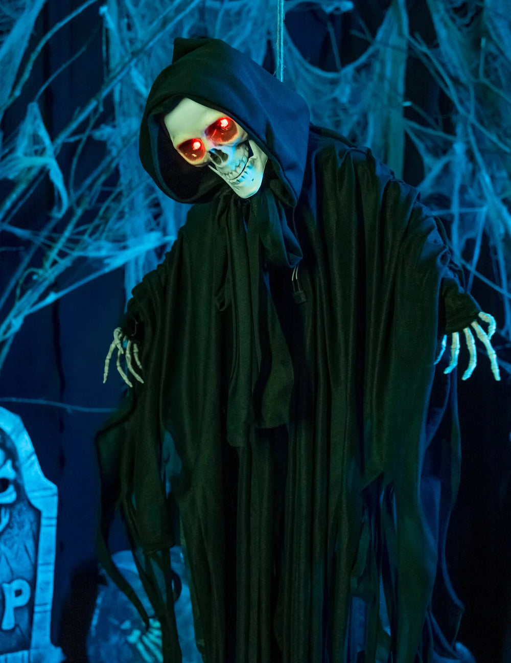 Ztvárnění s červenýma očima svítícího, zvukového a pohyblivého halloweenského kostlivce