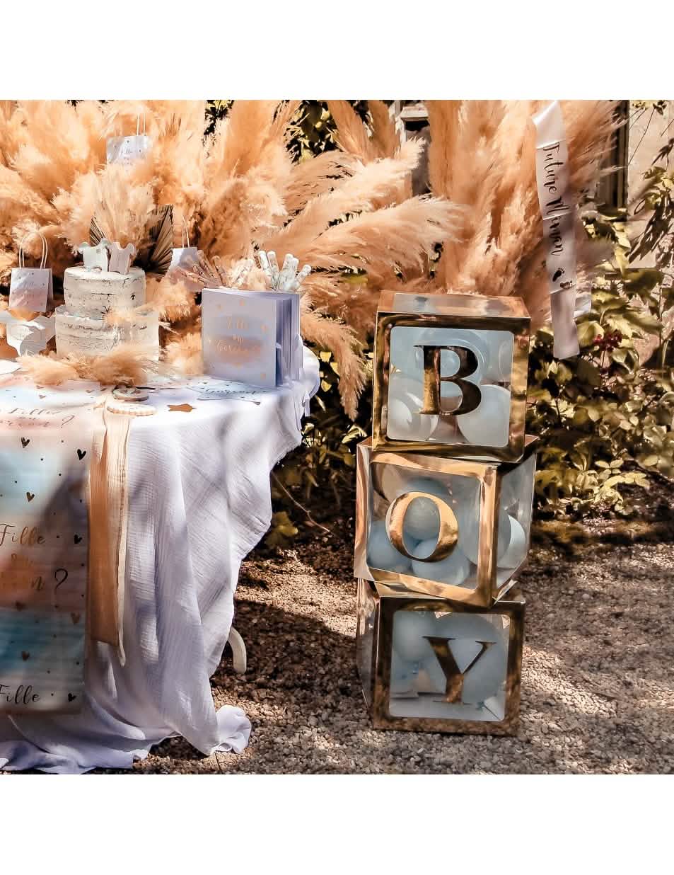 Umístění na průhledné krabičky samolepek pro baby shower