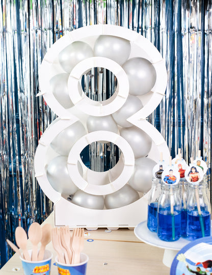 Chiffre 8 garni de ballons de la structure chiffre pour décoration de fête blanc en carton à garnir