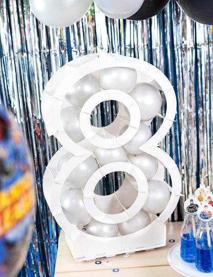 Gros plan sur le chiffre 8 garni de ballons de la structure chiffre pour décoration de fête blanc en carton à garnir