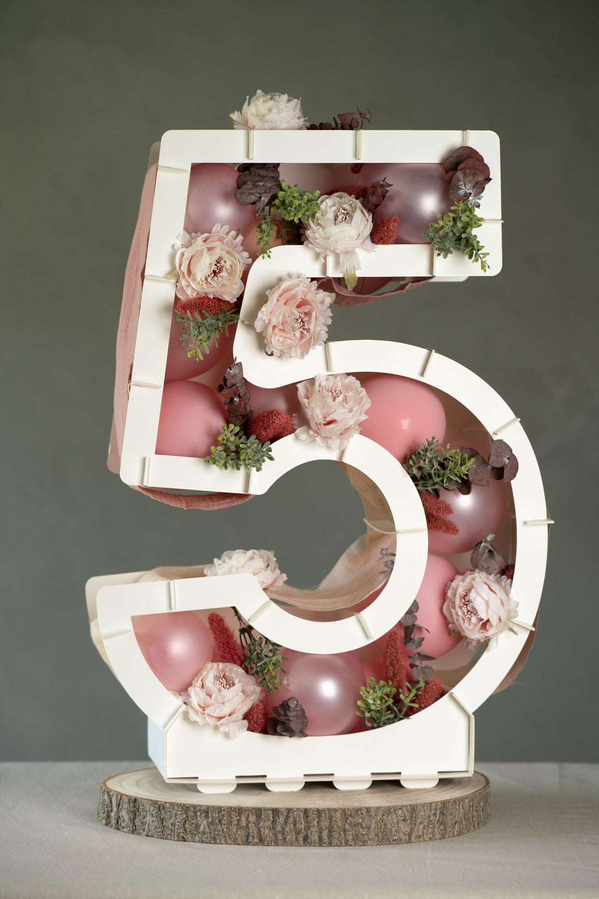 Chiffre 5 garni de fleurs et ballons de la structure chiffre blanc pour ballons en carton à garnir