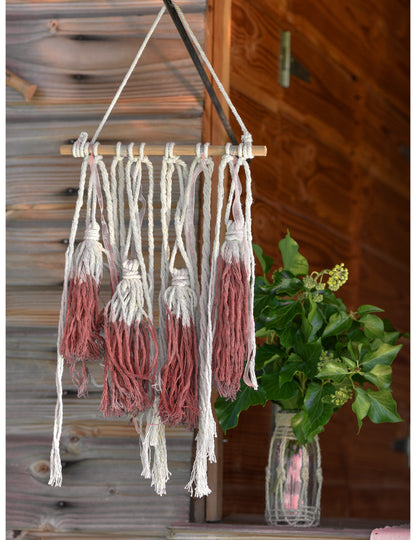 Dřevěný závěs s červenými bambulkami 24 x 50 cm dekorace macramé