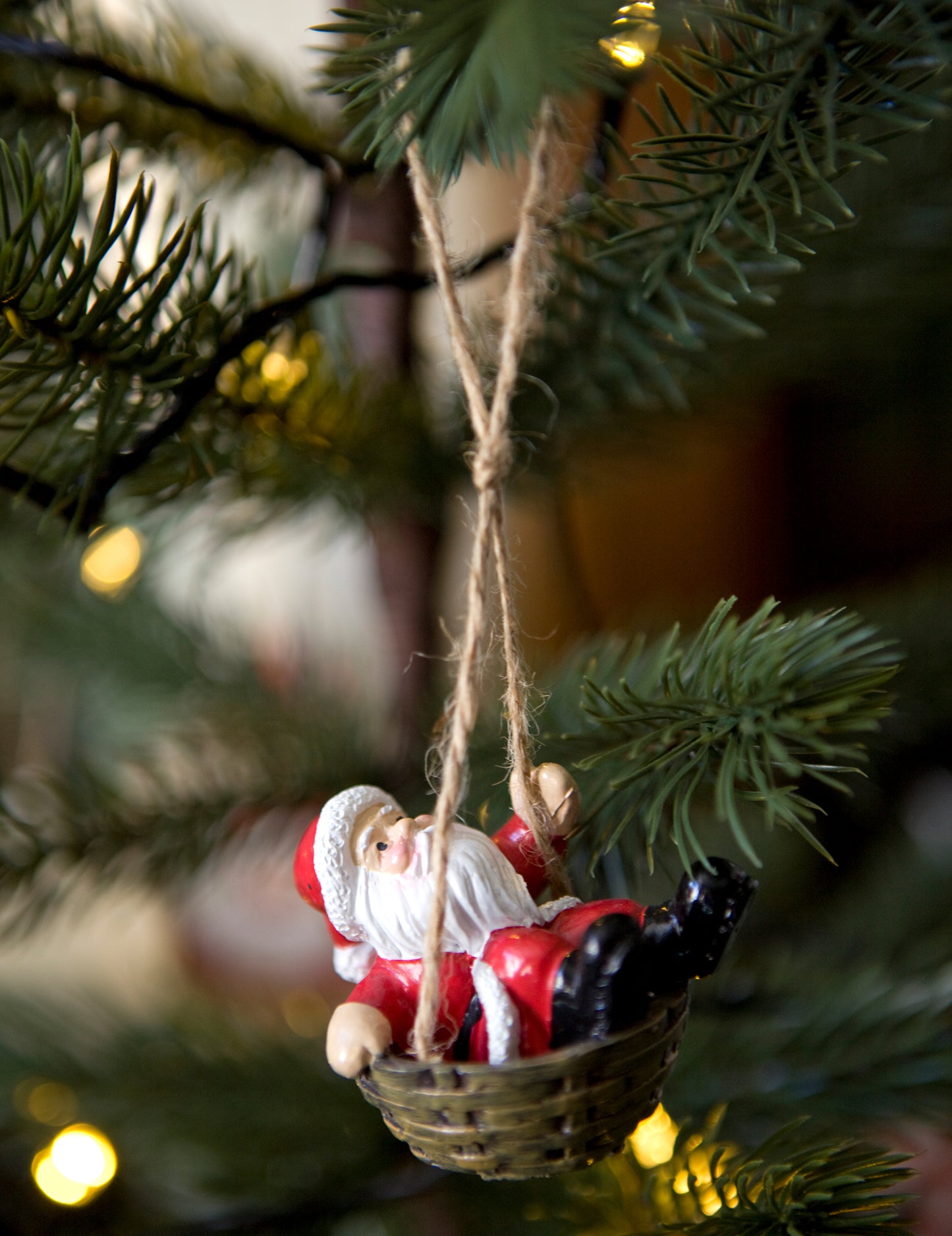 Santa Claus visící ve svém pryskyřičném košíku 6 x 4 x 4 cm pro jedle
