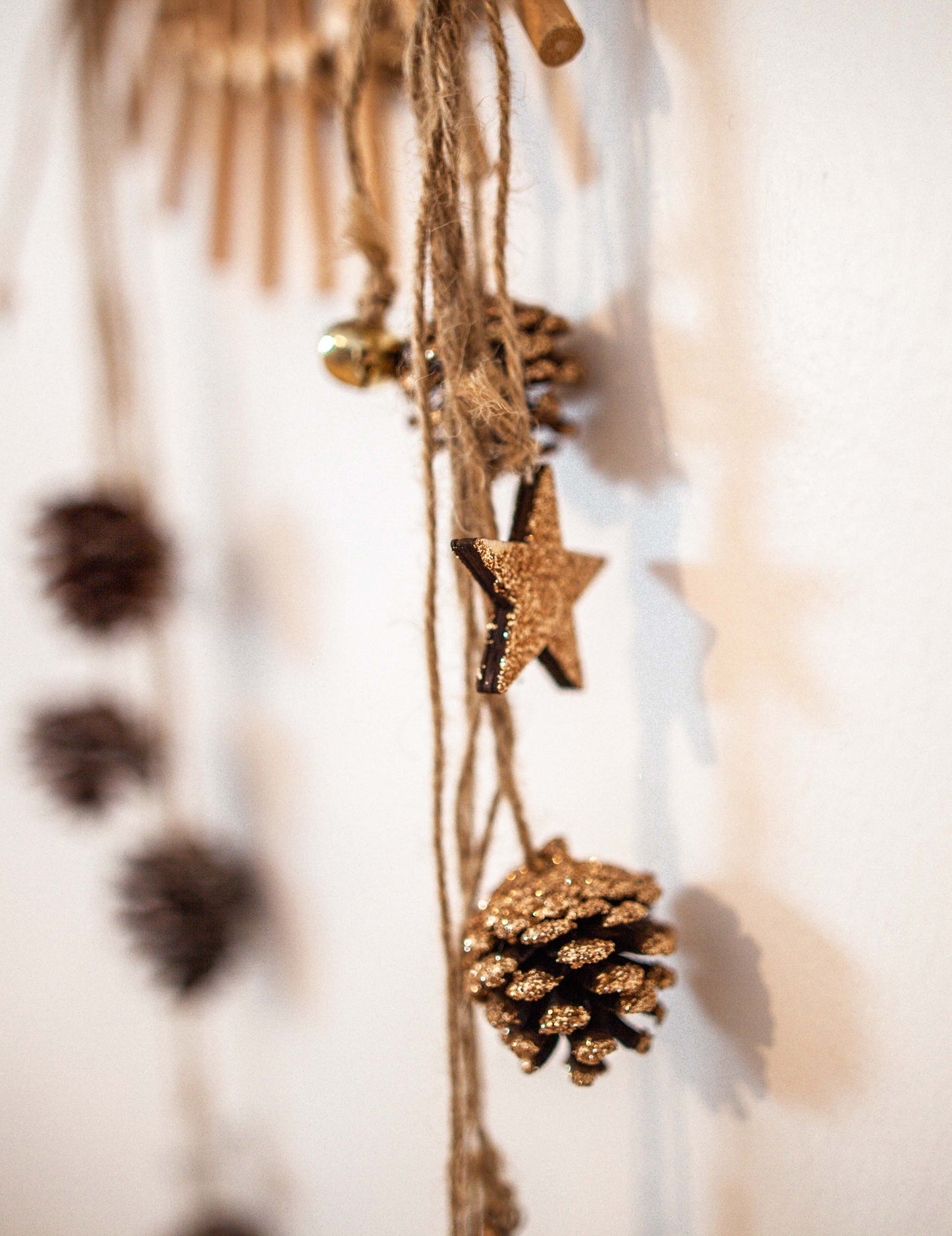 Závěsné světlo z borovice s měděným třpytem 50 cm a dřevěné hvězdy