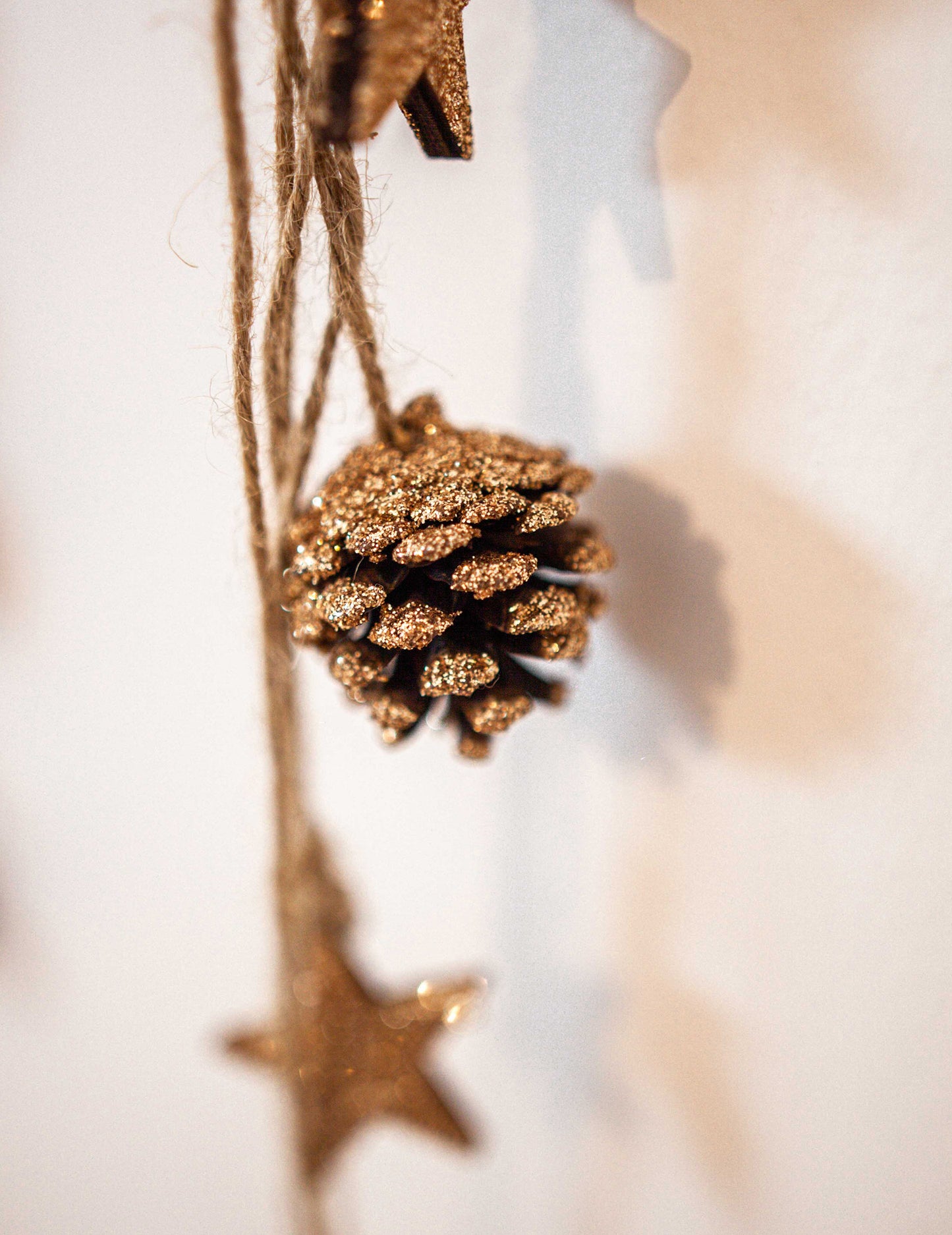 Závěsné světlo z borovice s měděným třpytem 50 cm a dřevěné hvězdy