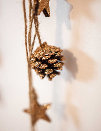 Závěsné světlo z borovice s měděným třpytem 50 cm a dřevěné hvězdy