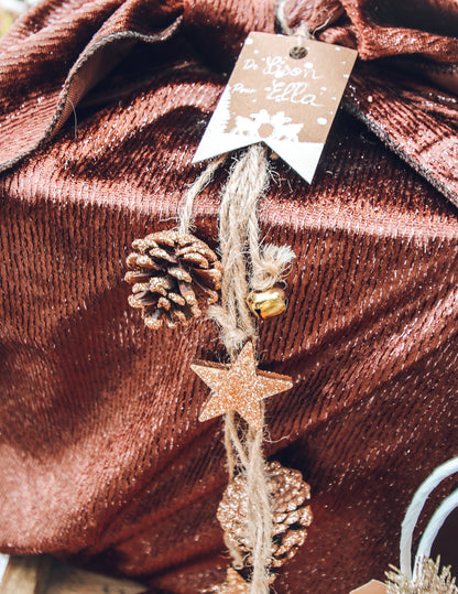 Závěsné světlo z borovice s měděným třpytem 50 cm a dřevěné hvězdy