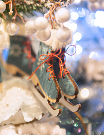 Détail de la fausse fourrure et des lacets de la suspension patins à glace pour sapin bleus