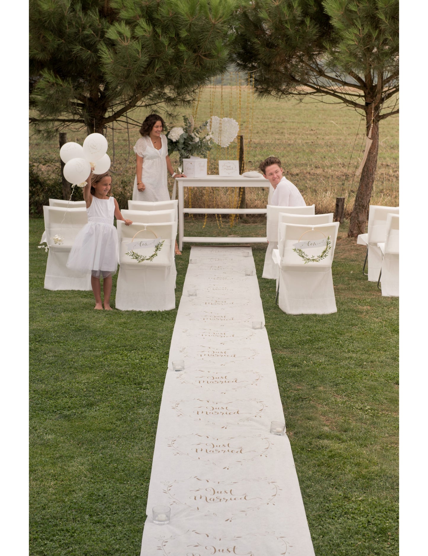 Koberec pro novomanželský obřad v bílé a zlaté barvě 10 m x 75 cm šik svatba