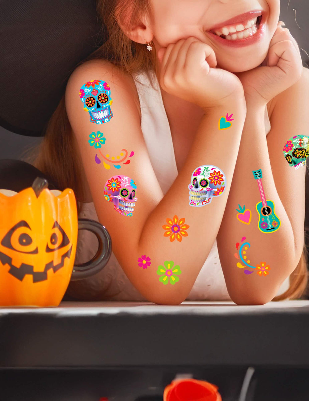 Mise en situation sur les bras des tatouages Dia de los muertos