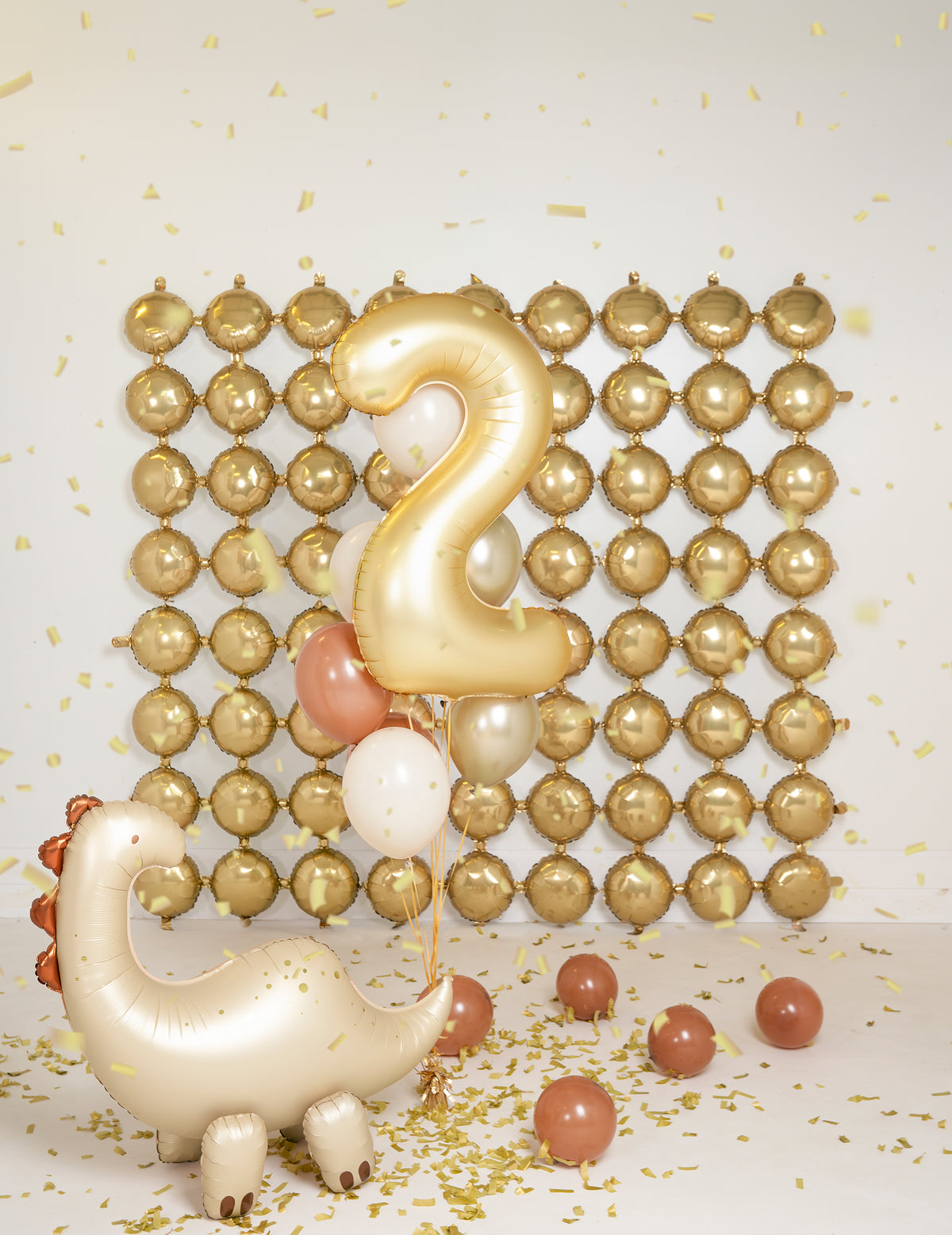 Mise en situation avec ballon chiffre 2 et dinosaure du décor en ballon aluminium double face pour fête argenté et doré