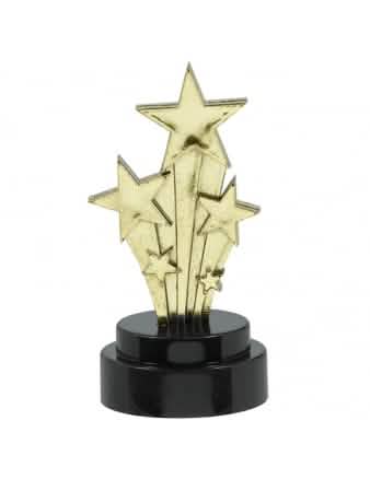 Statueta s padajícími hvězdami hollywood pro zlatou oslavu na černém podstavci