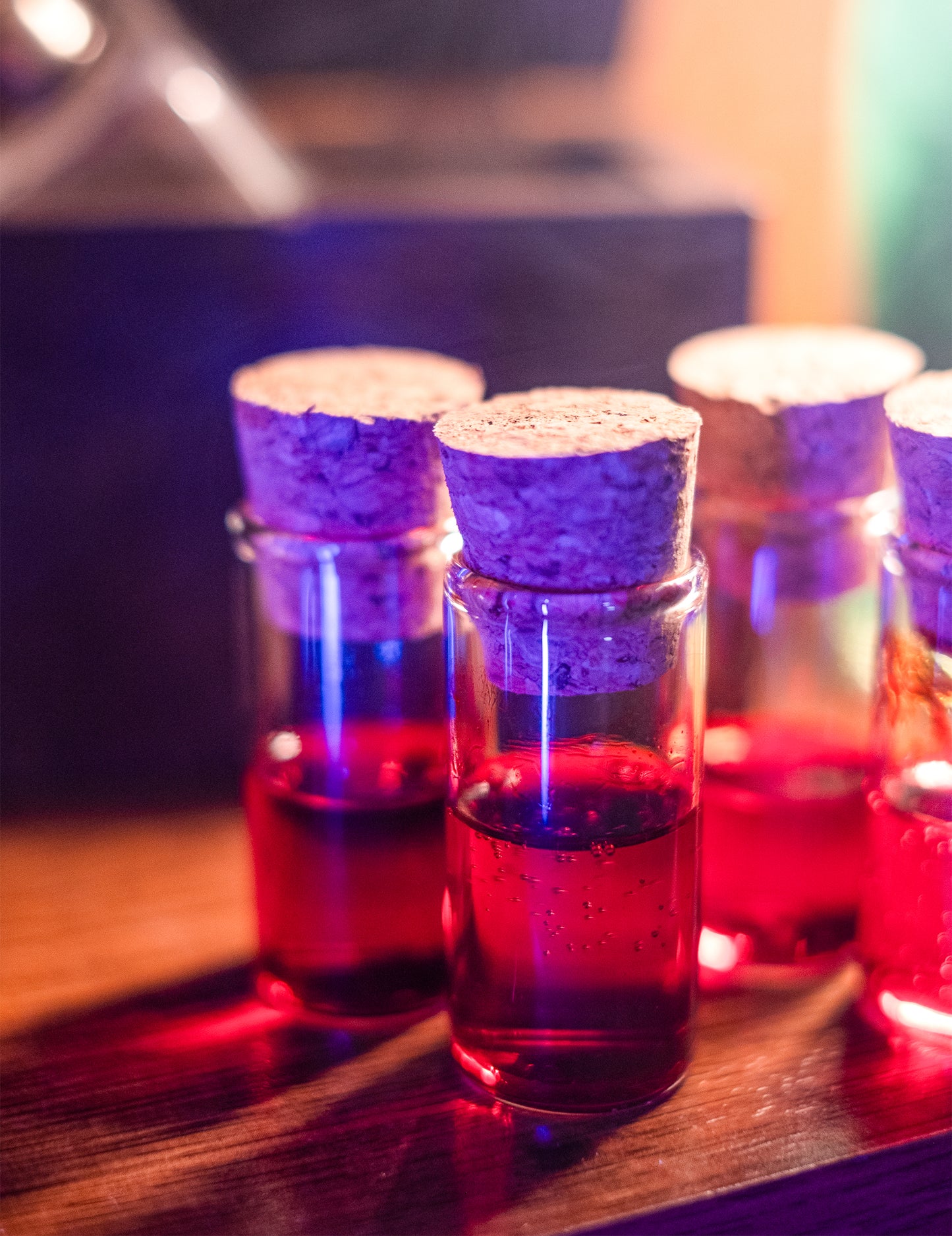 Gros plan sur les bouchons en liège du tube éprouvette en verre