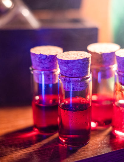 Gros plan sur les bouchons en liège du tube éprouvette en verre