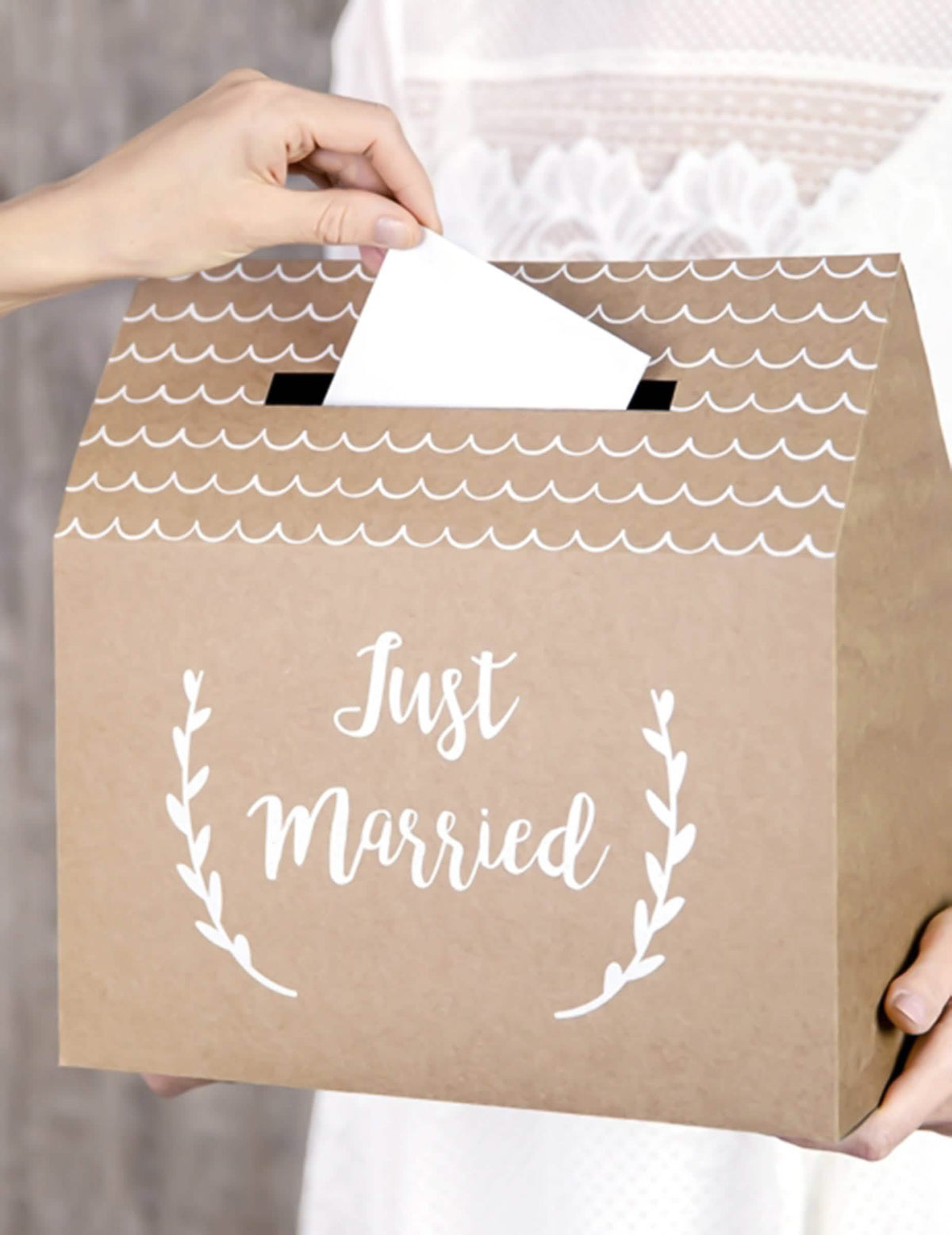 Vložení obálky do urny Just Married pro svatbu z kraftového kartonu ve tvaru domu