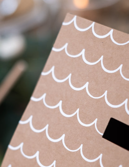 Kraftová kartonová urna ve tvaru novomanželského domu 30 x 30,5 x 16,5 cm