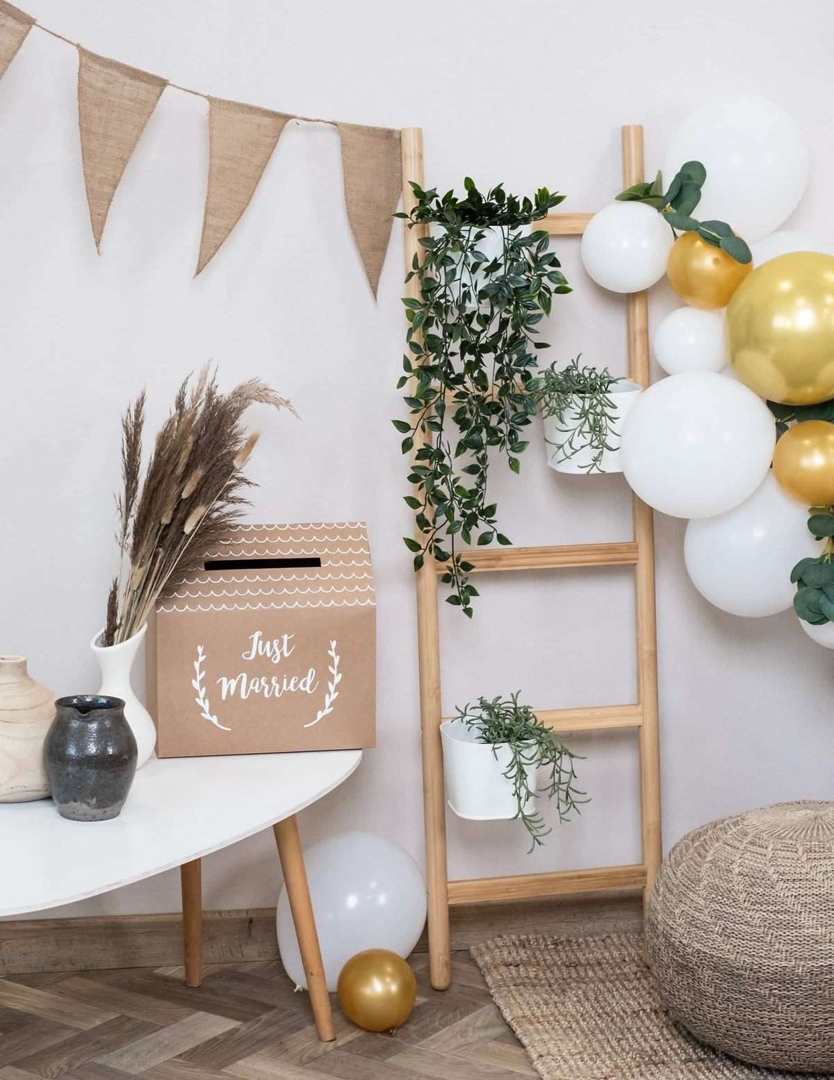 Slavnostní aranžmá kartonové kraftové urny Just Married ve tvaru domku