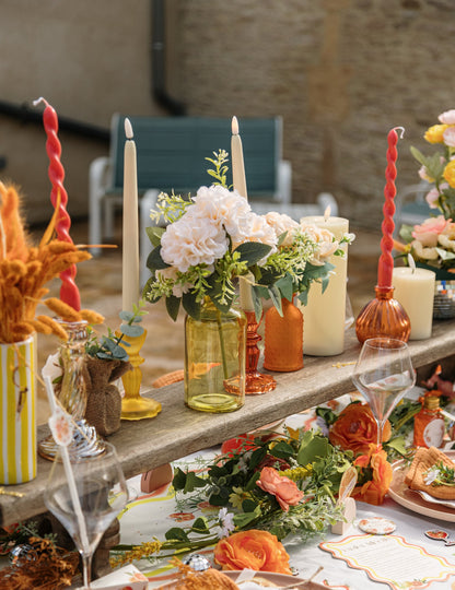 Mise en scène sur une table du vase en verre bohème pour décoration