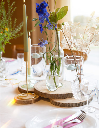 Mise en scène en centre de table avec fleurs du vase soliflore en verre pour décoration