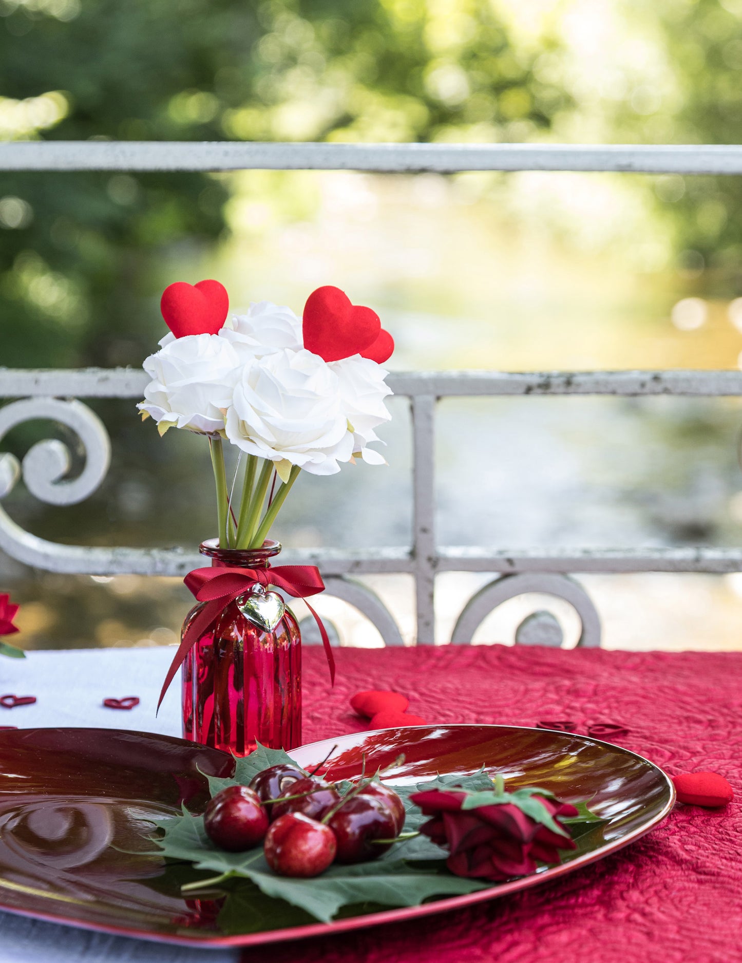 Červená skleněná váza na dekoraci srdce s mašlí 10,5 cm 