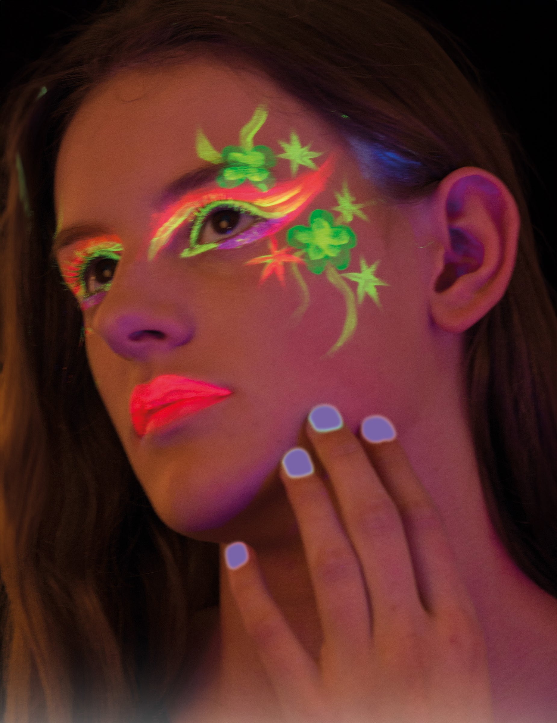 Mise en situation sous lumière noire du vernis à ongles effet UV