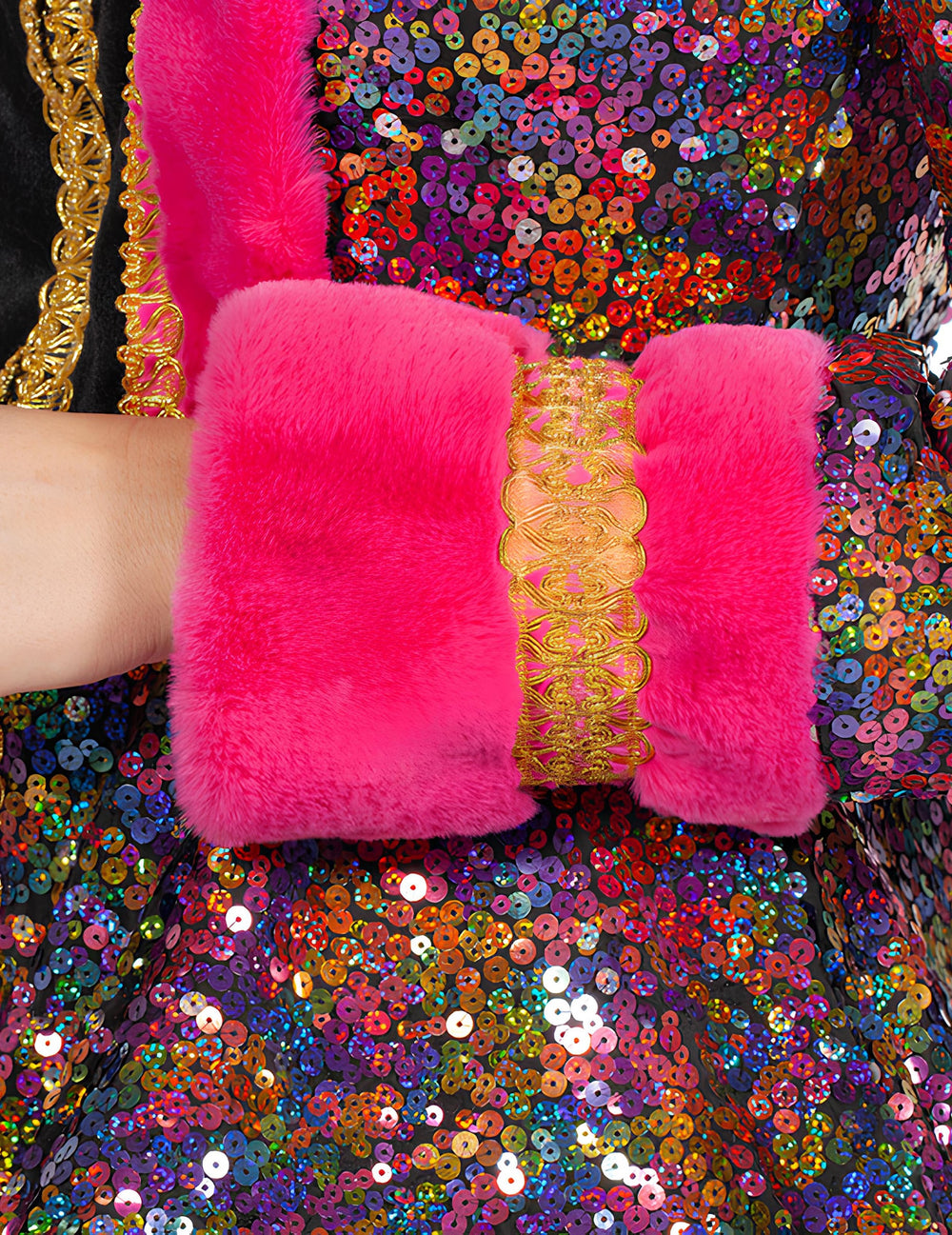 Détail de la manche en fourrure rose et dorure de la veste à sequins de luxe pour femme