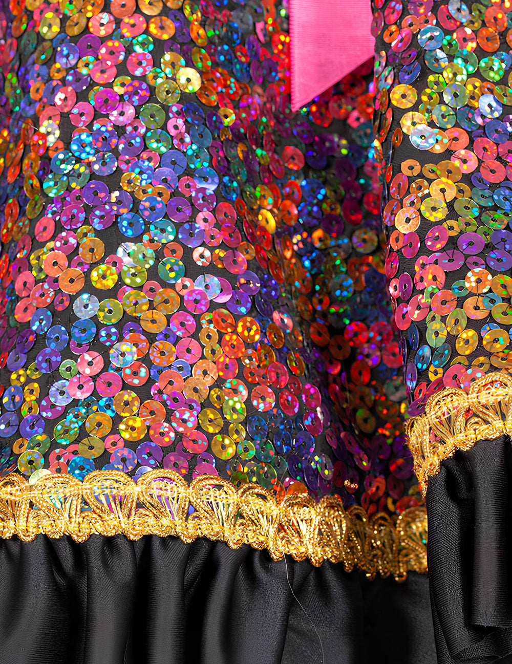 Détail des sequins multicolores et du galon doré de la veste à sequins de luxe pour femme
