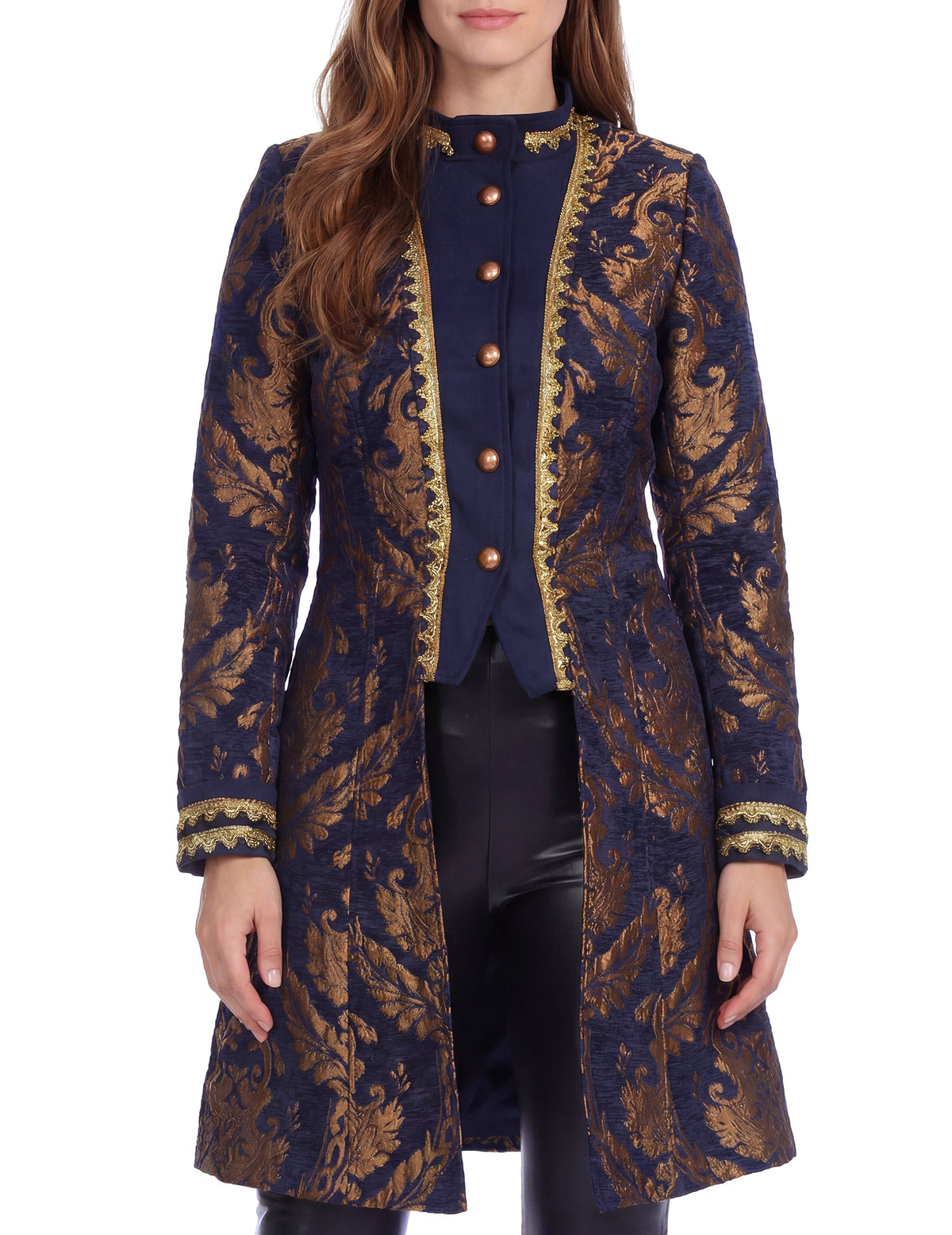Détail du buste et des boutons dorés de la veste baroque brodée luxe pour femme