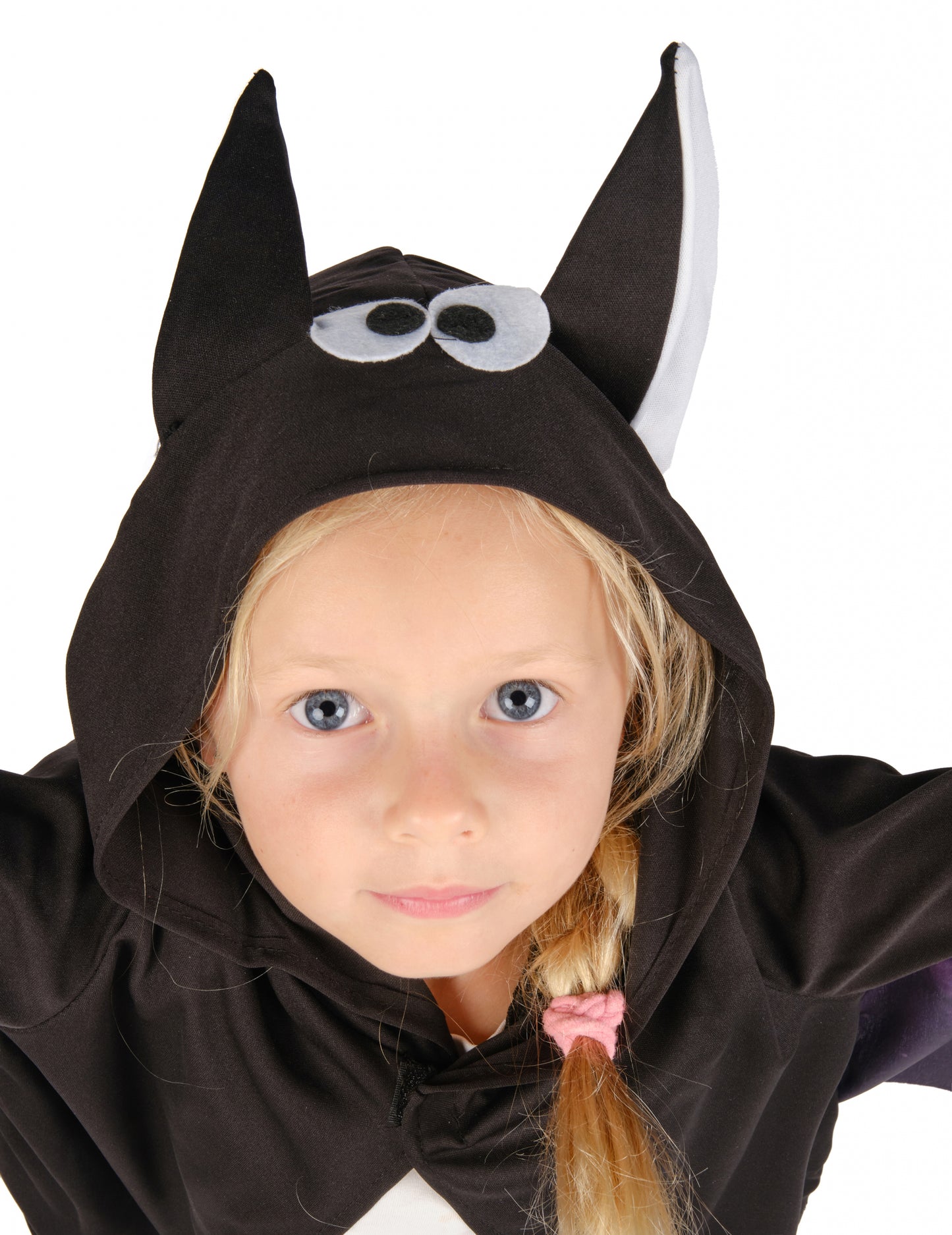 Zoom sur le visage et la capuche de la veste de chauve-souris pour enfant