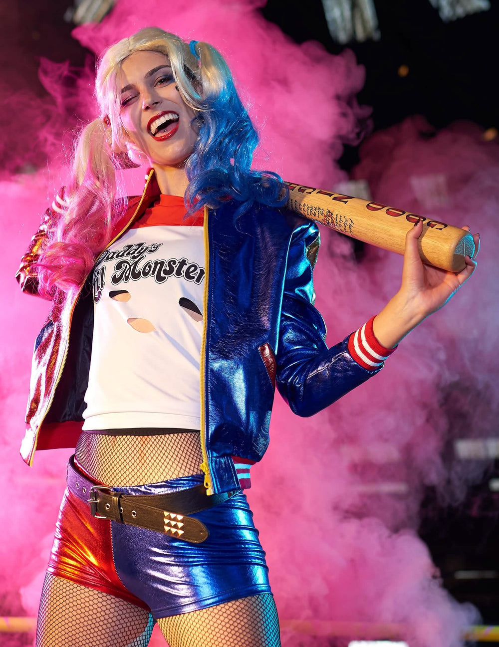 Scéna s růžovou dýmem z bundy a integrovaným tričkem Harley Quinn Suicide squad™