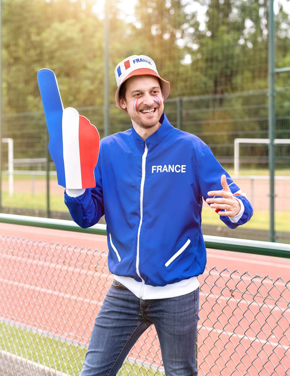 Nasazení s bucket hat a líčidly bundy fanoušek francie